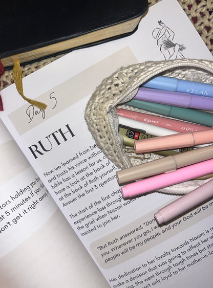 HOLY GIRLS biblestudy for Women PRE-ORDER